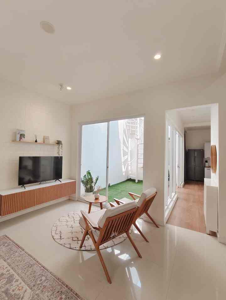 Rumah kecil, ruang besar! 
Ini sudut open space favorit ku, bahkan bisa memasak sambil nonton TV, loh. Ruang tamu yang nyambung langsung ke dapur dengan Inner Courtyard sebagai core nya. Lebih lega, lebih nyaman! Gimana menurut tetangga online? 
#LivingRoom #TVRoom #Innercourtyard #KursiJati #FloatingKabinet #WallPanel #RumputSintetis #PotTawon #TanamanGantungIKEA #Dummybook #RakSepatuIkea #CerminBulat #KitchenSet #LampuGantungIkea #KulkasEmpatPintu #LantaiGraniteMotifKayu #AlasPiring #Blind #RumahOpenSpace #RumahTanpaSekat 