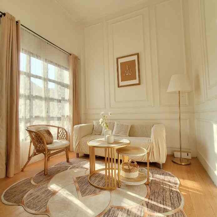 ✨️Ruang tamu✨️

Ruang tamu penuh cahaya di pagi hari
karena rumah menghadap ke timur, cahaya yang masuk ke dalam rumah ditambah jendela yang besar membuat ruang tamu melimpah dengan sinar matahari di pagi hari.
Sinar matahari ini menambah kecerahan dan estetika pada ruang tamu yang berukuran sekitar 3x3cm.

#Ruang TamuInspirasi #KursiRotan
#StyleRuangTamu #karpetruangtamu 
#sofaruangtamu #coversofa #mejaruangtamu 