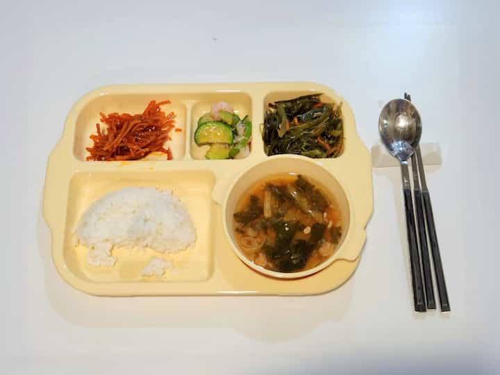 🦙アルパカは自炊するとき何を食べる🍴食板におかず＆配達食品を盛り込んで食べます😆

自炊料理を上げ始めながら、多くのお兄さんが感謝してもどうやってそんなによく食べるのかと褒め言葉を言ってくれました🫣 実は今、私の写真集に残っている跡の写真は、私が非常によくハンモックした日に残した記録という秘密のような秘密！私も他の自炊生の方々のように配達食品とインスタントでキニを取り除いた日々も多かったです🥹

だから今日はもう少し現実的な食事を共有しようとしています！自炊生に役立つアイテムである✨ミニ食板✨と一緒に

#オホムストーラン #コンスープ記録 #お揃い #今日のガーデン #自炊料理 #おにぎり #一人でもよく食べる #おしゃべり #食板  #跡 #自力推進テム #一人暮らし #ダイエット食版 #おかず #自炊料理 #1家具＃子供用ボード＃ベビー用プレート