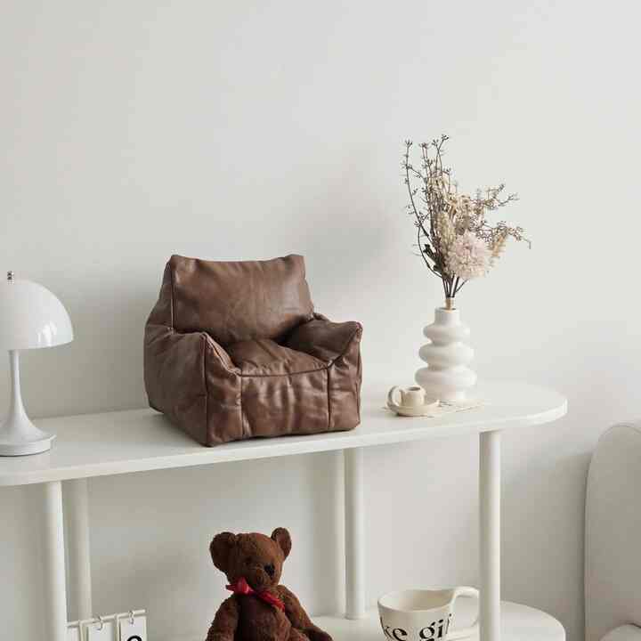 Have you ever seen an object like this?

A bean bag that makes your body and mind feel comfortable just by looking at it
That bean bag became a miniature

Even if you put just one up, it seems to have a huge presence🤎
The material and color are really luxurious
After seeing the miniature, I really wanted a bean bag ㅎㅎㅎ

#Flazier #플래지어빈백 #미니어처 #톰미니어처 #오브제 #거치대 #빈백 #거실인테리어 #선반꾸미기 #선반오브제 #집꾸미기 #아이와사는집 #톰미니어처빈백