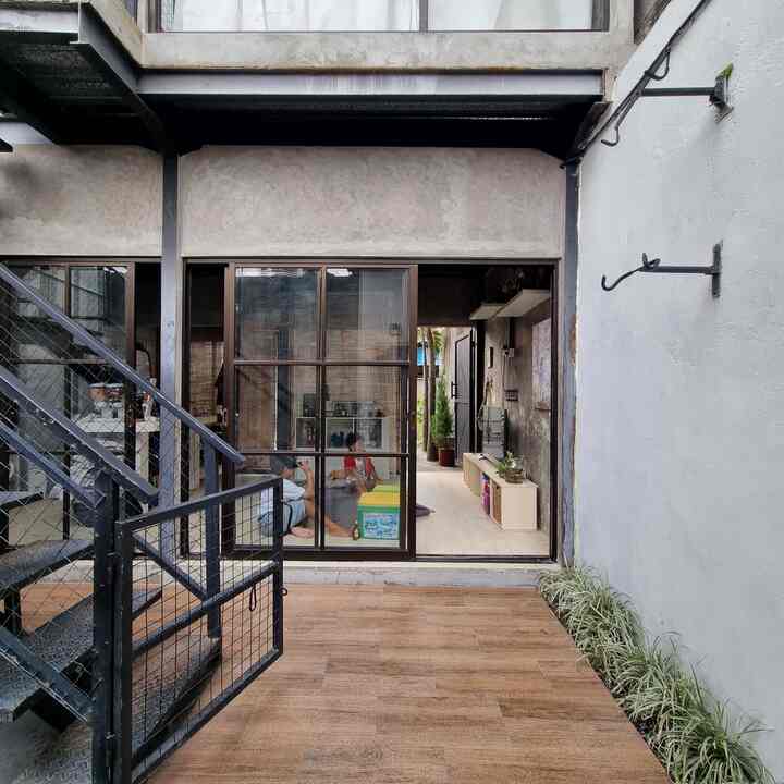 Konsep open space di @rumahangsoka bisa dilihat dari pendekatan ruangan dan tidak ada pembatas/sekat. Ruang keluarga dan dapur yang terkoneksi dalam satu ruangan, serta terhubung langsung pada area belakang (backyard) taman. 

Sirkulasi udara dan cahaya lebih masuk maksimal. Dirumah kami pun, jadi belajar untuk meminimalisir barang yang penting/tidak penting, tidak banyak barang bikin kami jadi tenang, dan mental jadi lebih sehat. Sambil lihat yang hijau hijau hihi...

#NoFilter

#RumahIndustrial #IndustrialHouse #KeramikMotifKayu #DindingExspose #DapurIndustrial #PlafonBondex #KarpetEstetik #RumahOpenSpace #RumahTanpaSekat 