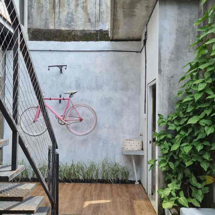 Halaman Belakang (Backyard) luas nya -+ hampir sama seperti bangunan rumah lantai 1, mungkin sekitar 20m2 kurang, sebenarnya bisa untuk dijadikan bangun ruang, karena tersisa space kosong. Tapi kami lebih suka dengan area outdoor yang luas, anak2 yang bisa berkeliling, berlari, buat tenda kemah juga bisa🤭 

#NoFilter

#HalamanBelakang #Backyard #RumahIndustrial #IndustrialHouse #RumahMinimalis #RumahCompat #RuanganTerbatas #RumahTanpaSekat #RumahTropis #KeramikMotifKayu #TanggaMinimalis