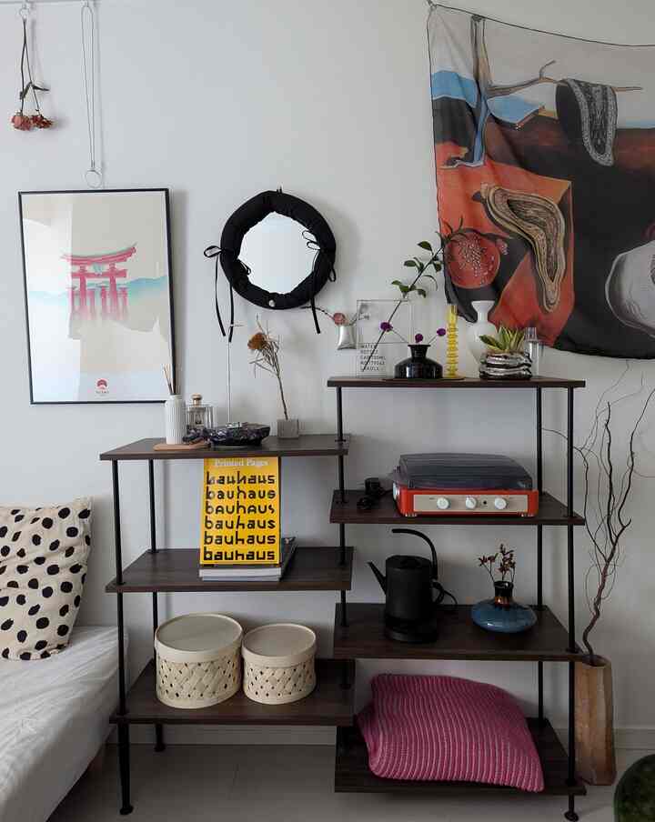 My favorite display space 🖤
No particular theme! Lol
I just packed it with things I like 🙃
If I had to say, I've been into dried flowers lately!
It's easy because you can easily complete it just by hanging fresh flowers!
#rack #ミラー #ミラーインテリア #アート #ファブリック小物 #ファブリックインテリア #ファブリックポスター #花瓶インテリア #花瓶 #IKEA #IKEA収納 #韓国インテリア #カラフル #カラフルなインテリア #ケトル