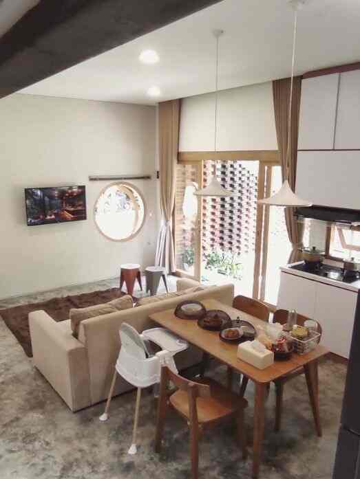 Ini strategi Open Space ala kami ✨
Living Room - Kitchen & Dining - Working Playing Area. 
3 fungsi ruang jadi satu, tempat kumpul kami di pagi hari dan selepas bekerja. Di sinilah tercium aroma masakan, suara musik dari tv, dan anak bermain. Mari mampir, kami sambut di Open Space kami 🥰 
#lampulantai #standinglamp #coffeetable #lampuslim #downlight #tv #tudungsaji #kursibayi #airfryer #openspace #ruangterbuka #RumahOpenSpace #RumahTanpaSekat