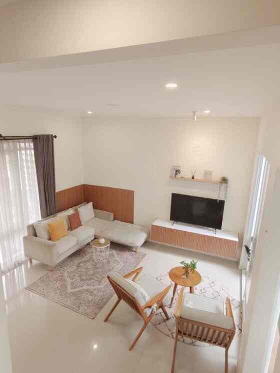 Intensifikasi ruang mungil 60m2 untuk dua fungsi sekaligus dengan perbedaan karpet sebagai pembeda fungsi (fungsi TV room dan ruang tamu). 
#InspirasiRuangTamu #RuangTamuMinimalis #TVRoom #Karpet #KarpetMinimalis #KarpetMainara  #FoaltingCabinet #SofaL #KarpetMainara #LampuSorot #DummyBook #KursiSingle #MejaTopasInforma 