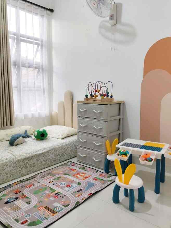 Kamar tidur anak ini versi low budget dan bikin anak betah bermain. Karena anak kami belum mau tidur sendiri jadi kami ciptakan dulu ruang bermain nya yang nyaman. Ruang tidur anak ini berukuran kecil 2,6x2,8 m dan awalnya hanya di cat putih saja. Seiring berjalan waktu kami ingin anak kami bisa tidur sendiri dan mulai kami tata kamarnya. Dekorasi yang kami terapkan ini karena kasurnya tanpa dipan jadi kami tambahkan headboard wallpanel sebagai headbed. Lalu ditambah wallsticker agar lebih berwarna lagi. Untuk lantainya kami tambahkan playmat karpet anti slip yang mempunyai motif edukatif. Sebisa mungkin menambahkan banyak warna sebagai background yang eyecathing agar anak betah bermain di kamarnya. 
Semoga menjadi inspirasi ya bagi tetangga online yang ingin mendekorasi kamar tidur anak dengan versi low budget ✨

#rumahwoori #kamartidur #kamartiduranak #kamartiduranaklowbudget #dekorasikamaranak #bedroom #kidsbedroom #kamartidurmungil 