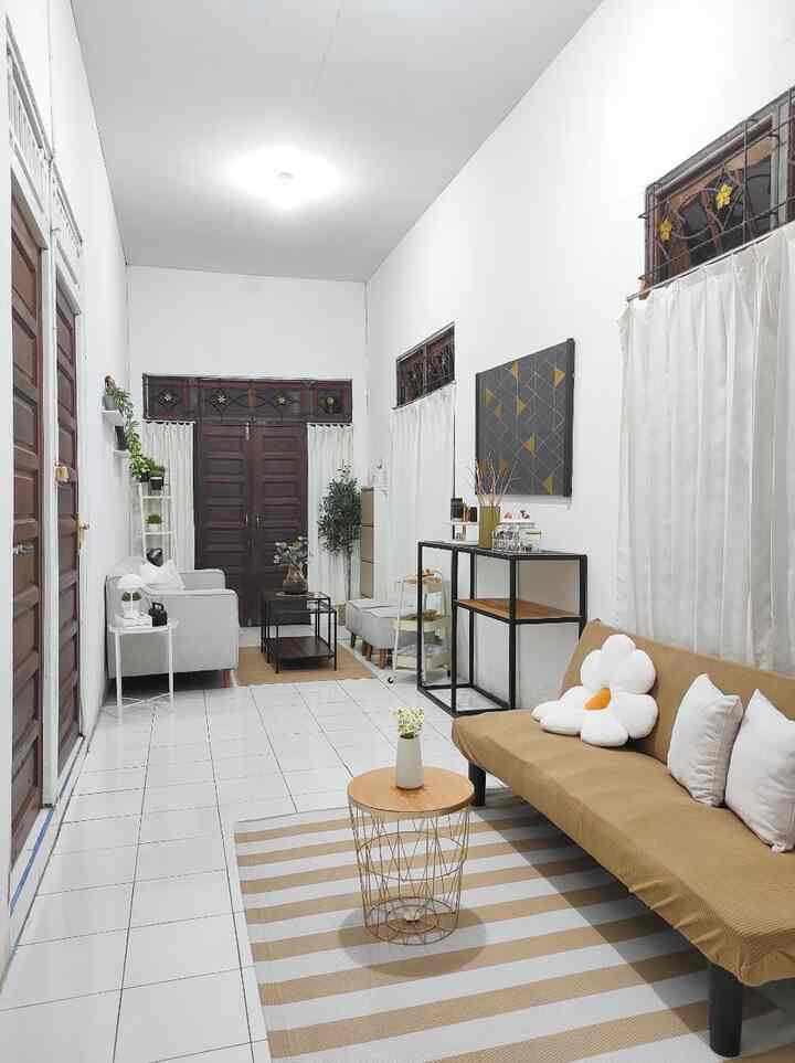 Ruang tamu dan ruang TV kami menjadi satu, tanpa sekat atau pelindung apapun
Awalnya pengen pakai pembatas atau buffet di tengah, tapi setelah dipikir-pikir pasti ruangannya terlihat sempit, dan anak-anak tidak leluasa untuk bermain.
Jadi saya putuskan untuk tidak memakai pembatas ruangan. Yaa... walaupun kalau ada tamu mesti jaim dikit lah mwhehe
#mejatopaz #bantalbunga #mejatamu #mejabulat #mejasudut #mejainforma #artificialzaitun #tikar #RumahOpenSpace #RumahTanpaSekat