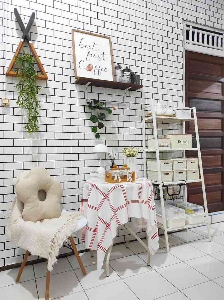 Spot favorit di rumah ✨
Tempat paling nyaman buat me time ngedrakor saat anak-anak sudah tidur
Tempat mencari inspirasi bekal bento untuk anak hihi
#homecafe #ruangserbaguna #rumahaesthetic #rumahminimalis #ruangsantai #minibar
