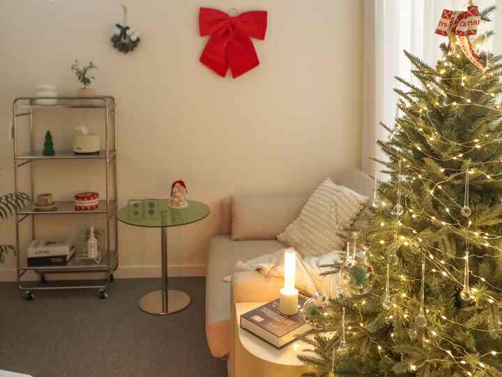 For the upcoming December Christmas,
I decorated my living room study with Daiso products :)

The pom-pom tree and pom-pom wreath are especially cute,
and the ribbons are perfect for hanging on the wall ♡
The fireplace is also on, making the space even warmer and cozier.

#TodayStartsChristmas

#Study #거실 #거실인테리어 #사이드테이블

#Christmas Tree #트리오너먼트 #물방울오너먼트
#Bonakia Lighting #맞팔 #맞팔해요

