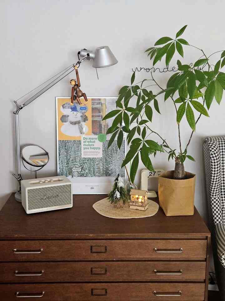 #나도있다크리스마스템
I replaced the tributary with a new poster with a Christmas + winter mood☃️🎄
Actually, when I bought the summer poster this summer, I liked it so much
I bought it together to save on shipping costs in advance🤭
But it slept in the tributary for three months and finally saw the light..😅 It's an inner jogging poster called Winter Yellow💛
Just looking at the snowy forest scenery and the snowman makes me excited like a child☺️🙈
I hate the cold, but I like winter😁❄️
The wood decoration with lights that looks like a food stall
I bought it at Modern House on a certain day, but after changing the batteries,
the lights still come on well?😆✨️💡 
I try to call it vintage. Still... I feel like it's a little lacking
I should fill it up a little more with a Christmas feel~🤔

#Corn Soup Record

#Today's Record #나도크리에이터

#Christmas Props

#Wood Interior

#Let's Follow Back
