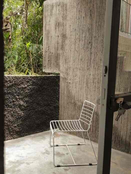 Ruang kerja yang langsung terkoneksi dengan alam? berasa kerja di tempat hidden gem kan? 😲
ruang kerja kami dibuat dengan nuansa industrial, tampil apa adanya, cat hanya digunakan dibagian pintu jendela saja, selebihnya permainan tekstur semen. Perpaduan ruangan ganteng tapi cantik juga kan? 

#kursioutdoor #kursikantor #lampuoutdoor #saklarlampu #lampuputbow #lampuhitam #beanbag #rakkantor #rakputih #kantor #rumahkantor #kantorpedesaan #kantoralam #hiddengem #homeoffice
