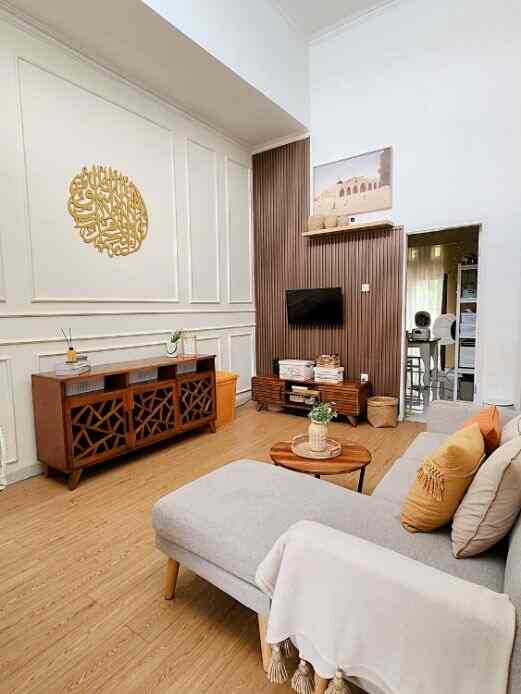 Rumahku ini tipe 40, terbilang rumah mungil yang ibarat kata jalan beberapa langkah aja udah tembok lagi🤭, tapi meski begitu bisa ditata sedemikian rupa agar jadi nyaman dan estetik. 

Di rumah mungilku ini pemilihan barang benar-benar harus dipertimbangkan baik-baik, aku akali dengan pemilihan barang yang multifungsi dengan ukuran yang bisa dibilang tidak terlalu besar. Misalnya, sofa L dengan kapasitas 3 seater tapi ukuran kecil, meja sofa dengan ukuran mungil juga, aku tambahkan bufet 3 laci untuk keperluan penyimpanan karpet dll, semua ornamen warnanya aku pilih warna-warna alam atau natural juga banyaknya ornamen kayu membuat suasananya tampak lebih hangat. Gimana nih menurut teman-teman online???

#wallmoulding #wallpanel #mejabuffet #kaligrafi #aesthetic #RuangTerbatas #RuangCompact #ruangtamu #ruangtamuminimalis 