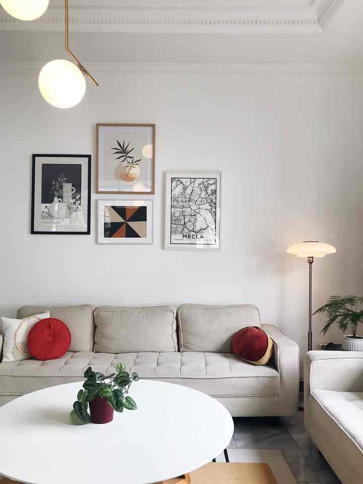 Ruang tamu yang penuh dengan tanaman karena ruangan ini dapat cahaya matahari full dari 2 sisi. Tanaman bisa jadi dekorasi yang merubah suasana ruangan menjadi lebih hidup. Bisa menggunakan tanaman asli atau artificial dan tidak perlu tanaman mahal, yang penting bisa bertahan dalam ruangan. Selain itu seminggu sekali juga harus dikeluarkan supaya dapat cahaya matahari.

#stylingruangtamu #dekorasiruangtamu #indoorplants #plants #ikea #ikeahome #ruangtamu