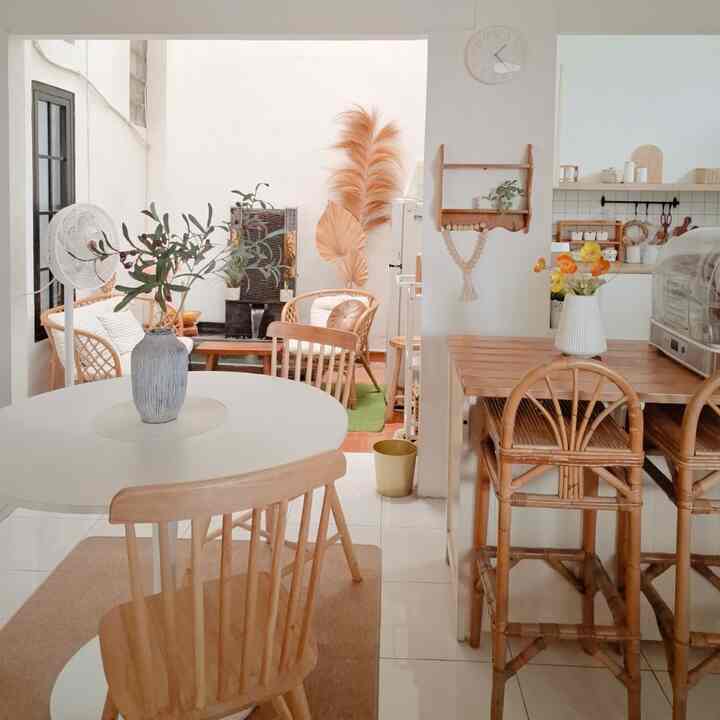 ✨️ruangan compact✨️

Dari bagian tengah ruangan, dari sini terlihat Dapur, ruang makan, meja bar, dan ruang semi terbuka tempat sirkulasi udara. Ruangan ini menjadi ruangan berkumpul keluarga. 

Rumah ini bukan open space, tapi tidak banyak sekat juga. cara mensiasati agar ruangan tetap terlihat luas yaitu :
1. memilih cat berwarna putih
2. memilih furnitur yang senada (pada ruangan ini didominasi warna white dan wood)
3. mengurangi perintilan yang tidak senada

#RuanganTerbatas #RuangCompact #MejaMakan #RuangKeluarga #RuangMakan #KursiRotan #KursiMakan #MejaMakan #KarpetPolos #Dapur #VasBunga #RakPiring #KipasAngin #RumputSintetis