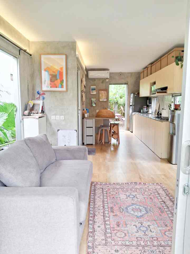 Ketika seluruh bagian rumah kamu langsung terlihat dalam sekali buka pintu: auto rapih 🌈 Karena malu dong kalau berantakan 🤪 Rumahku yang terbuka ini, punya empat pintu. Yuk kita intip dari setiap sisinya. Dari depan ke belakang, belakang ke depan, kanan ke kiri, dan kiri ke kanan. 
#rumahminimalis #granittiles #semenekspose #ruanganterbatas #RumahOpenSpace #RumahTanpaSekat