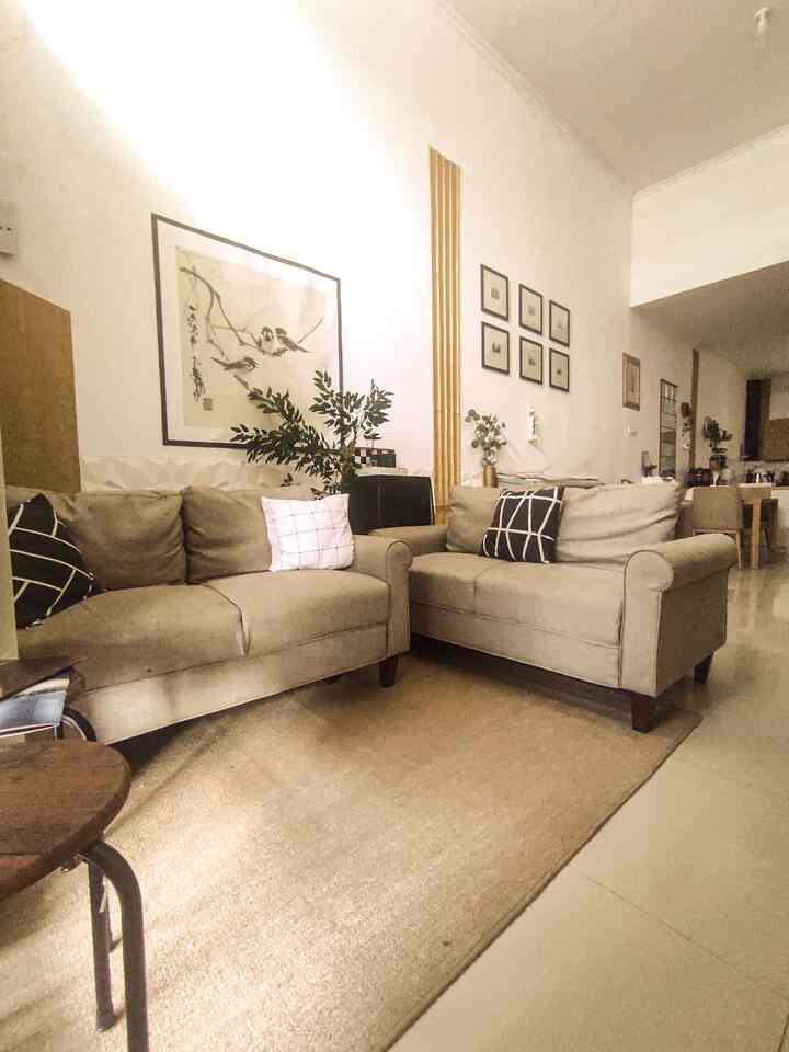 Area rumahku ber konsep open space yang saat masuk rumah langsung terlihat semuanya.

ini foto dari livingroom yang langsung terlihat area keluarga dan dining room. 

untuk keluarga kecil yang tidak terlalu banyak tamu datang itu enak dengan konsep open space seperti ini, karena bisa lebih terasa lega. Dan bisa dipakai juga untuk acara keluarga dengan space yang lebih luas krn tidak dipisah tembok..
tidak perlu sekat, cukup furnitur minimalis dan
pencahayaan alami buat bikin rumah kecil jadi kelihatan luas.

#tanamanartificial #sofaminimalis #cushionminimalisestetik
#WarnaCatRumah #WallpaperDinding
#WallpaperEstetik #Cat
#RuanganTerbatas
#RuangCompact
#rumahjapandi