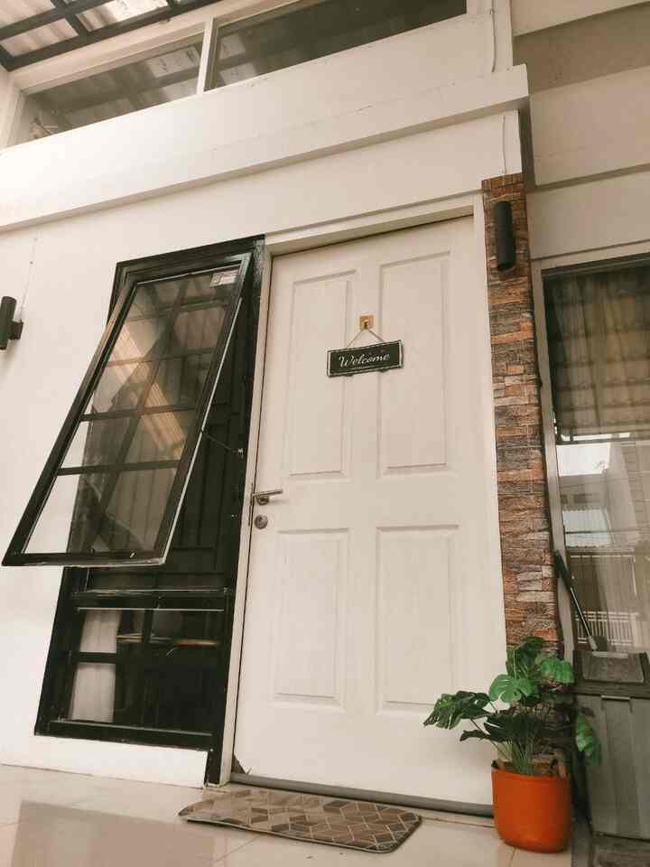 ini merupakan beranda depan rumahku yang sederhana. Ada renovasi kecil untuk menghilangkan penutup/ sosoran atas pintu agar lebih terlihat lega. Dengan diberi tanaman agar lebih terasa segar. Serta ditambah kursi untuk duduk kala sore hari. 

Untuk tips dan info terkait rumah bisa ikutin grava house di ohouse ya.
.
#rumahminimalis
#berandadepan
#tanamanhias
#wallpaperbata
#rumahminimalisjapandi
#cattembokrumah
#pinturumah
#batualam
#designberanda
#designexterior