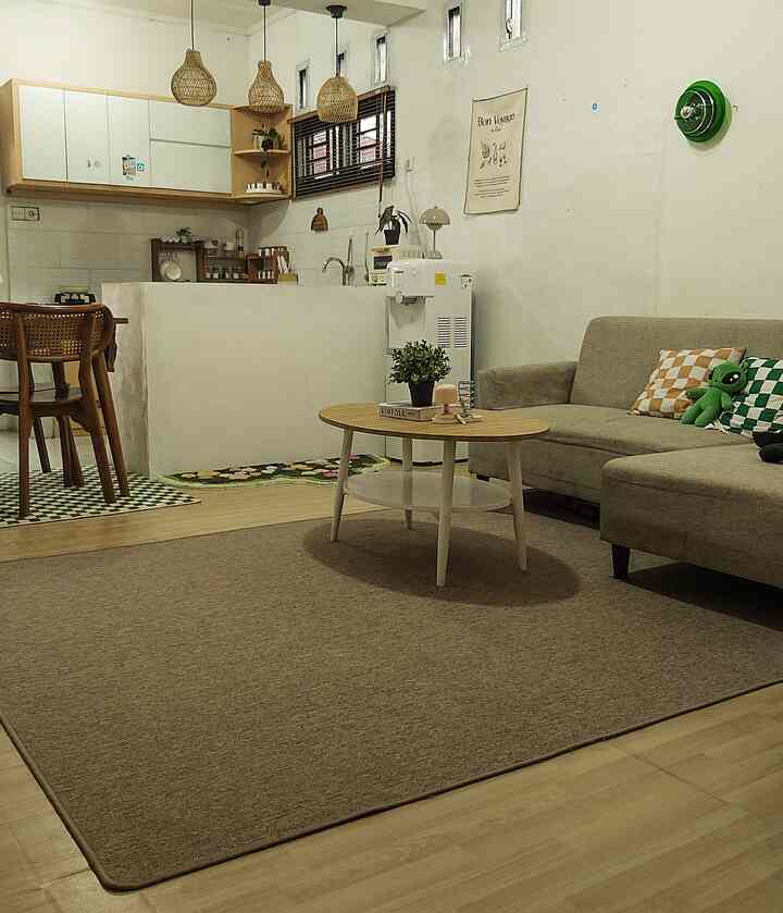 Memaksimalkan Open Space di Rumah yang Mini
Salah satu tantangan terbesar kami dalam dekorasi rumah adalah ruangan ini. Di area ini kami menerapkan open space agar ruangan tetap berfungsi sesuai keinginan namun tetap terlihat lega. Ruangan keluarga yang menyatu dengan area makan dan dapur di desain se maksimal mungkin agar terlihat menarik namun tetap fungsional. Di area ini kami menerapkan furniture dengan warnaa yang senada agar terlihat lebih manis dan tidak amburadul. Beberapa furniture kebanyakan berbahan dasar kayu dan rotan sesuai dengan tema rumah japandi.

#Ruanganterbatas #Ruangcompact #karpetminimalis #kaplampurotan #lampudinding #sarbanaesthethic #tanamanartificial #mejamakan #rug 