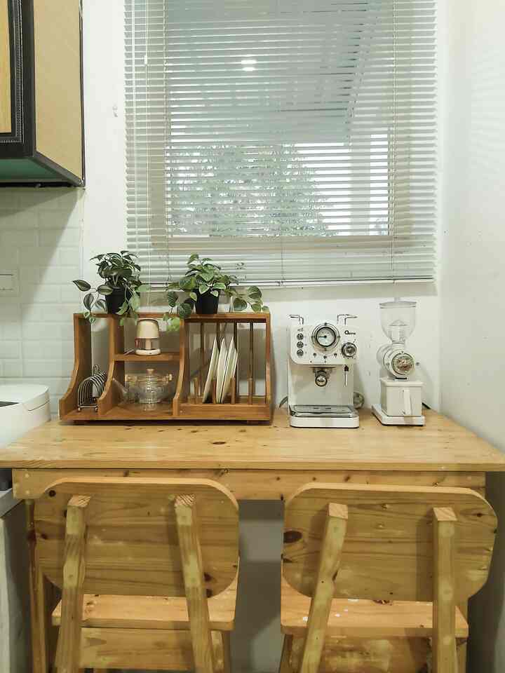Mini Corner Tersembunyi
Salah satu sudut favorit kami dirumah adalah coffee corner ini. Letak nya di antara dapur kotor dan pantry. Sudut ngopi dan ngeteh ini punya jendela yang langsung menghadap backyard. Untuk area ini kami menggunakan meja mini bar set bahan dasar kayu dari pengrajin lokal, rak piring kayu vintage, mesin kopi dan grinder dengan warna senada yang masih sesuai dengan tema rumah kami.
#sudutfavorit #coffecorner #rakpiring #mesinkopi #grinder #tanamanartificial