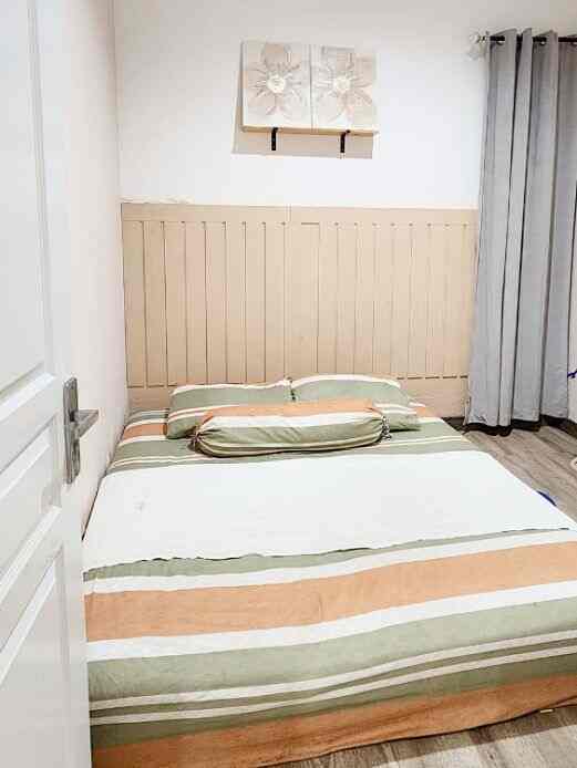 Kamar tidur utama dirumah kami ini ukuran 3x3m, ukuran standar untuk kamar diperumahan, meskipun kecil sebisa mungkin kami buat kamar ini nyaman dan hangat, dengan lantai yang tadinya keramik, aku ganti pakai lantai SPC warna kayu tua biar suasana hangatnya lebih berasa, aku tambah headboard pakai wallbatten yang dicat warna peach lembut, plus ada lukisan bunga dan ambalan kayu sebagai pemanis. Nahh gimana nih menurut teman-teman online??

#kamarminimalis #kamartidur #dekorasikamartidur #inspirasikamar #inspirasikamartidur #kamar3x3m #kamarperumahan 