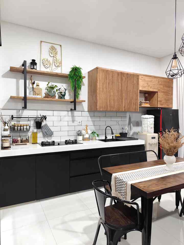 ✨Tips dapur n ruang makan mungil terlihat rapi dan estetik versi rumah.woori✨
Dapur dan ruang makan agar terlihat estetik meskipun banyak barang bisa diakalin dengan rak atau keranjang penyimpanan. Aku tipikal kalau memasak harus praktis dan semua bumbu harus dekat dengan kompor agar mudah diraih. Supaya perbumbuan terlihat estetik, bisa ditambahkan tempat penyimpanan berupa keranjang bumbu, toples kaca estetik dgantung di rail dari IKEA dan bisa juga ditambahkan rak, keranjang kecil dan vase bunga kecil untuk melengkapi semuanya. Selain itu untuk sendok,garpu dan cangkir kopi juga harus mudah terlihat dan estetik di meja dapur karena sering digunakan setiap hari. Untuk dapur dan ruang makan mungil seperti rumah.woori rak lerberg IKEA sangat berguna untuk menaruh ricecooker, botol dan tempat susu anak-anak dan perintilan dapur lainnya, sehingga meja makan tetap terlihat bersih dan rapi. 
Kegiatan di dapur jadi lebih menarik karena dapurnya tetap terlihat estetik. Yuk selamat mencoba ya tips nya ✨

#rumahwoori #dapur #dapurindustrial #kitchenset #kitchensetindustrial #kitcheninspiration #inspirasidapur #inspirasiruangmakan  #dapurorganization #ruangmakanrapi

