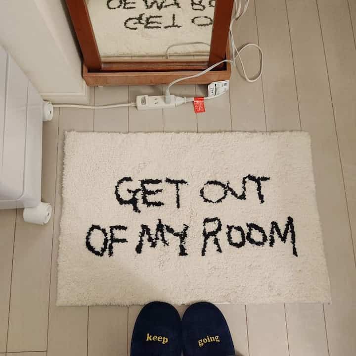 お気に入りのミニラグ🤍
一人暮らし初めてからずっと
全身鏡の前で座ってメイクやドライヤーするのが日課なので必須アイテム💡
#一人暮らしインテリア
#1Kインテリア
#ラグ
#スリッパ
