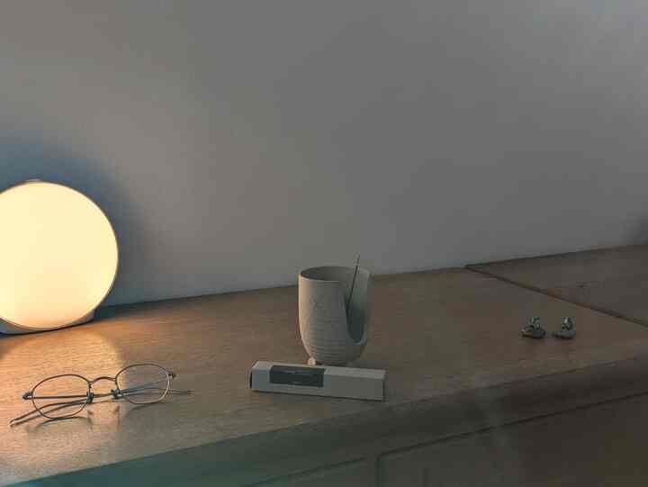 #jigyeo のお香でゆるりと切り替える朝☀
最近導入した光時計もアラームなしで起きられるから重宝。

#お香
#お香のある暮らし
#寝室
#ベッドルーム
