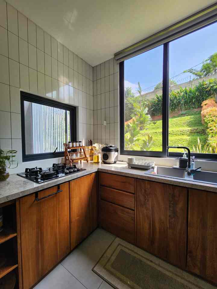 Mengorganisasi perabotan dan kebutuhan dapur itu memang jadi tantangan tersendiri, apalagi kalau kabinetnya terbatas. Tapi jangan khawatir, ada cara supaya dapur tetap rapi dan nyaman digunakan!

Kuncinya? Manfaatkan ruang dengan maksimal. Semua kebutuhan dapur kami simpan di kabinet, sementara barang-barang yang sering dipakai tetap tertata rapi di meja.

Berikut beberapa tips simpel dari kami biar dapurmu selalu rapi:
✨ Gunakan wadah transparan supaya isinya gampang terlihat dan cepat diambil.
✨ Tambahkan keranjang rotan untuk barang yang sering dipakai, biar tetap teratur tapi tetap cantik.
✨ Susun semua barang berdasarkan kategori, supaya nggak pusing cari saat masak.

Hasilnya? Dapur jadi lebih rapi, estetik, dan pastinya fungsional. Siapa yang setuju kalau dapur simple begini bikin hati lebih happy? 😊

#DapurRapi #JapandiStyle #CompactHappyHome #KitchenGoals #KitchenSet #KitchenSetMinimalis #PlavonPVC #WarnaCatRumah #WallPaperDinding #WallPaperEstetik #Cat #KitchenOrganization #RuangMakanRapi