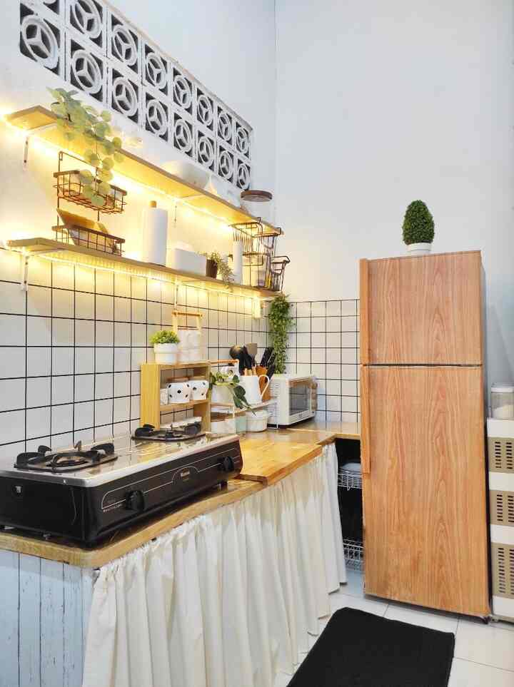 Dapur segaris yang gak bisa terlalu banyak barang.
Biar gak terlalu sempit dan barang-barang bisa digunakan seefektif dan seefisien mungkin, saya pakai berbagai macam rak di dapur.
Mulai dari rak gantung, rak meja, dan rak slim
Penggunaan berbagai macam rak ini sangat membantu untuk dapur yang tanpa kitchen set seperti milik saya.
Agar barang-barang bisa tertata rapi dan sangat memudahkan untuk mengambil berbagai macam barang yang dibutuhkan.
Penggunaan gorden kolong dapur juga membantu saya menyimpan berbagai alat masak agar dapur terlihat sangat rapi.

#rakslim #wallpaperdapur #wallpaperkulkas #keranjanggantung #tempatbawang #rakdapur #rakinforma #rakbumbu #gordenkolongdapur #KitchenOrganization #RuangMakanRapi