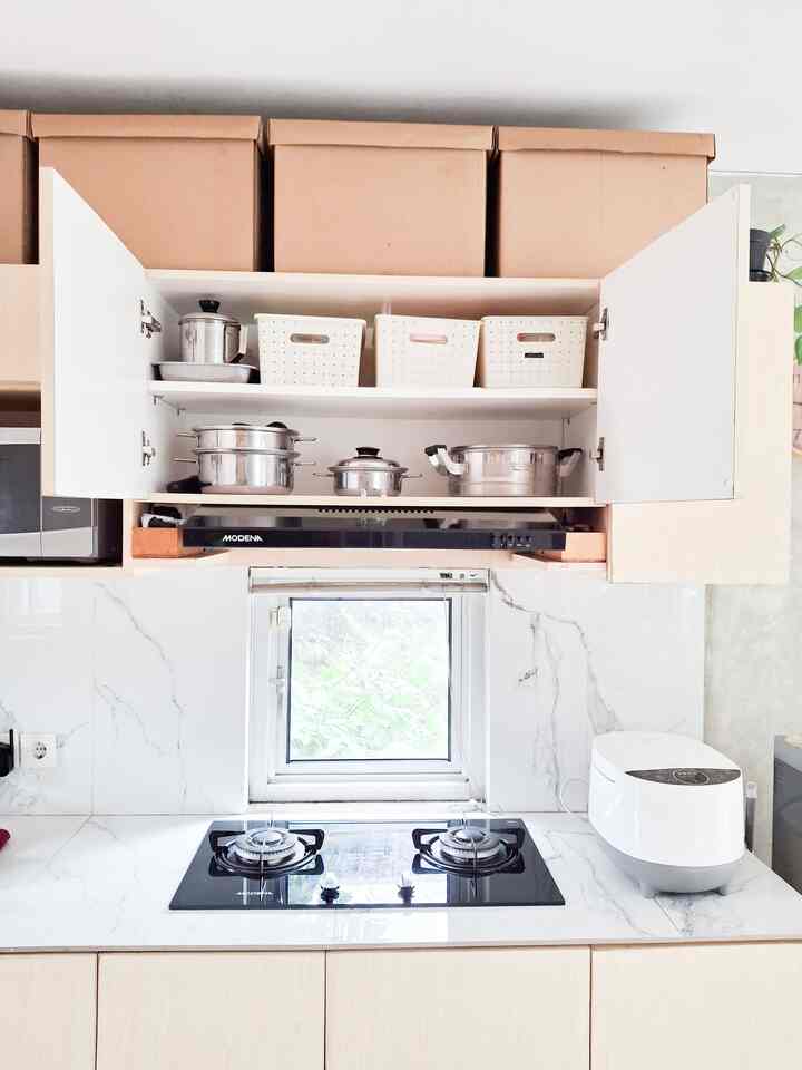 Buka-buka an isi kabinet 😆 Sampai berapa tahun rumah ini ditempati, ternyata segini-gini aja isi dapur. Kalau ditanya cukup, pasti cukup dong. Buktinya bertahan hoho. Paling kalau ada tamu agak banyakan, aku stok piring rotan dan gelas melamin gitu. Nah yang paling aku suka di dapur itu adalah, tempat2 perbumbuan. Tempat nya simple banget pakai botol kaca kecil aja, lalu aku buat label sendiri. Jenis label nya aku paling suka yang model kaya gini. Hurufnya timbul, kayak hasil mesin tik. Jadi lebih klasik aja menurutku 😊
#KitchenSetMininalis #KitchenOrganization #RuangMakanRapi