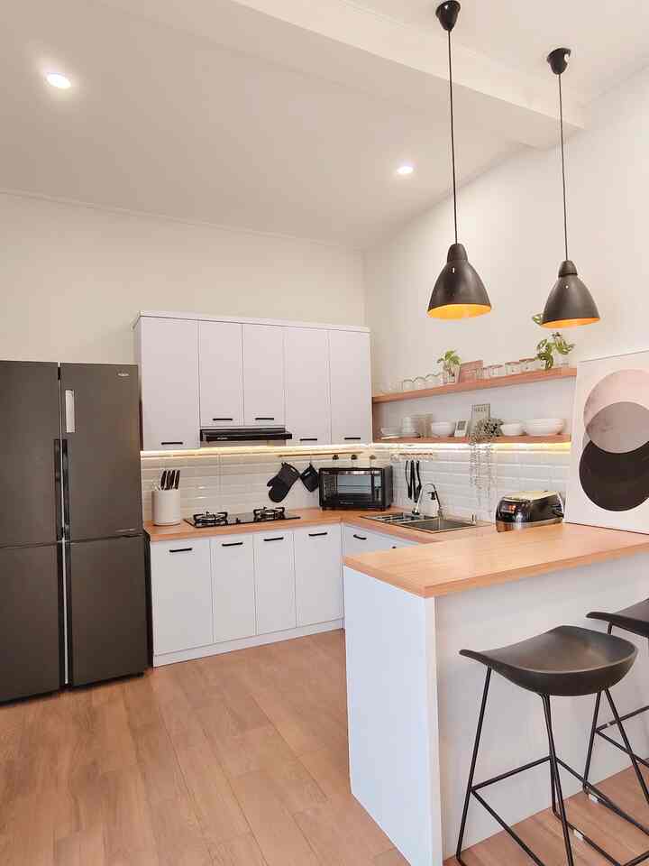 Laci-laci serbaguna sangat mendukung dapur menjadi lebih rapi dan estetik, karena setiap barang di dapur punya "rumahnya" masing-masing. Gimana menurut tetangga? 

#KitchenSet #LaciSerbaguna #AmbalanDapur #LampuGantung #KulkasEmpatPintu #ModenaCookerHood #ModenaKomporTanam #SendokGarpuGold #TanamanHiasIkea #Vogue #Sink #KitchenOrganizer #RuangMakanRapi 