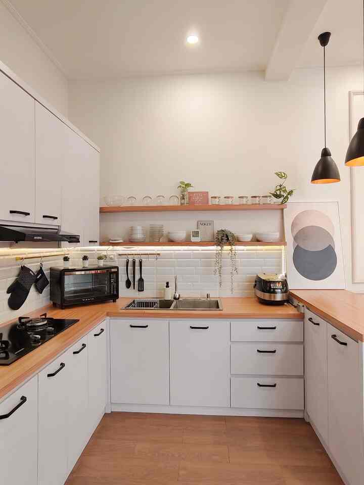 Jujur KAGET banget pas lihat estimasi harga kitchen set yang full cabinet di top table nya. Akhirnya aku mutusin untuk pakai ambalan dapur yang ternyata solutif juga ya, selain lebih affordable bisa jadi elemen dekoratif juga loh. Menurut tetangga gimana? 

#MaterialRenovasi #MaterialMurah #HPL #piringmangkokporselen #tanamangantungikea #vogue #jamIkea #sink #lampugantung #kompormodena #cookerhoodmodena

