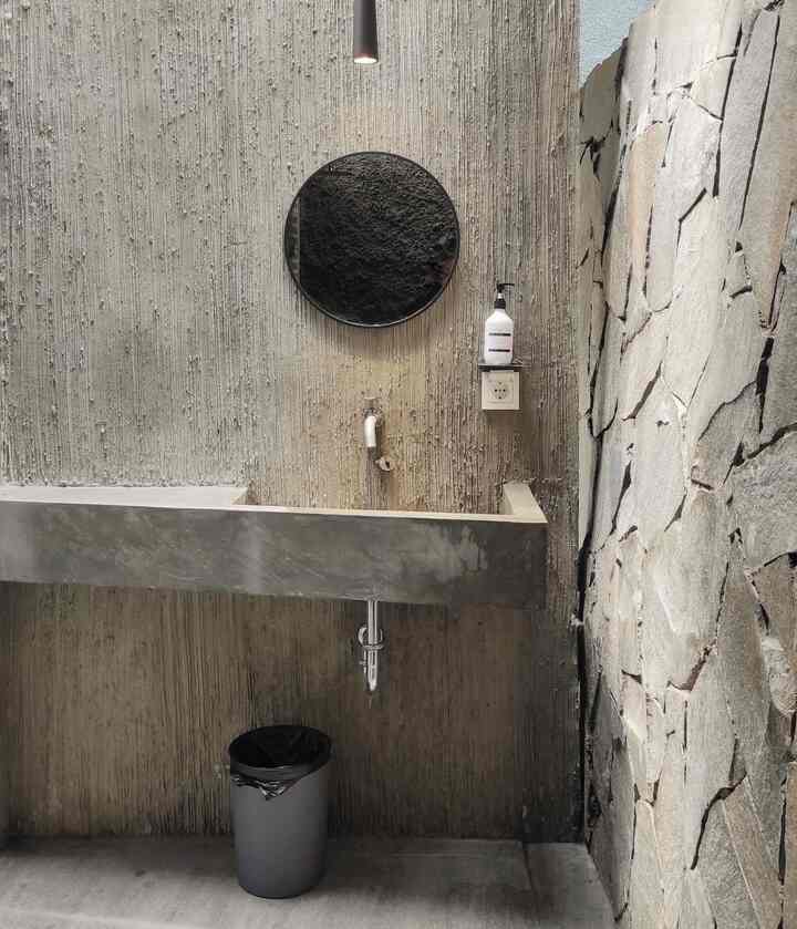 Ini strategi untuk kamar mandi yang terjangkau. Dengan menggunakan material alami tanpa finishing, area wastafel ini bisa dikerjakan oleh 1 jenis tukang saja yaitu tukang batu. Dinding dan box wastafel menggunakan semen saja, lalu dinding aksen menggunakan batu alam susun acak. Untuk variasi tekstur dinding semen, kami menggunakan tekstur garis-garis yang dibuat menggunakan sapu lidi 🤭. Dengan bahan material seadanya dan ketelatenan pak tukang, area wastafel kami pun jadi. 😎
#semenekspos #semendynamix #batualam #botolsabun #stopkontak #stopkontaktutup #kerantembok #keranair #kranair #semen #materialmurah #wastafel #industrial #ekonomis #materialrenovasi #materialmurah 