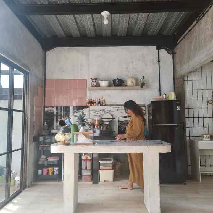 Dapur segaris di #RumahAngsoka memiliki area yang terbatas dengan ukuran TOP Table 2m, untuk kompor dan westafel. Dengan meja iland dengan ukuran 1.5m x 80 x 75. 

Karena budget terbatas, kami belum memasang rak kitchen set. Jadi untuk memanfaatkan dapur kami menggunakan rak troly/keranjang yang bisa di adjustable.
Tempat penyimpanan yang kami gunakan juga fungsional dan sesuai kebutuhan, agar terlihat tidak banyak barang dan sempit. Seperti wadah tupperware dengan tutup merah yang  kami gunakan untuk menyimpan barang dan stok makanan agar terlihat rapi.

#KitchenMinimalis #DapurIndustrial #RakDinding #KeranjangHitam #RakPiringHitam #Tupperware #DindingKeramik #KitchenOrganization #RuangMakanRapi 

