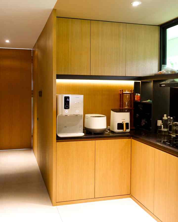 Dapur rumah kami dilengkapi dengan banyak lemari & kabinet yang pakai organizer lagi didalamnya. Jadi nyimpen barang gampang, dan selalu terlihat rapih 😁
#KitchenSet #LampuLed #Veneer #LantaiGranit #KitchenOrganization #RuangMakanRapi