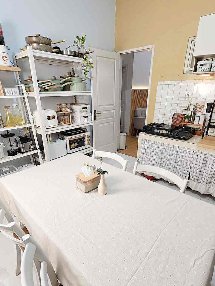 Kenapa aku lebih memilih dapur dengan banyak rak itu bukan karena gak ada alasannya ya temen-temen, tapi biar bisa aku beresin dan bersihin setiap saat, selain itu aku mudah menjangkau dan melihat barang-barang yang aku butuhin. simple banget ya alasannya 🤭

Dan ternyata, barang-barang yang ditata dengan cantik dan rapi bisa buat mood banget didapur, bisa sekalian jadi dekorasi loh :)
Gimana nih menurut temen-temen??

#mejamakan #rakpiringminimalis #rakbesiserbaguna #tempatsendokestetik #kitchenorganization #ruangmakanrapi