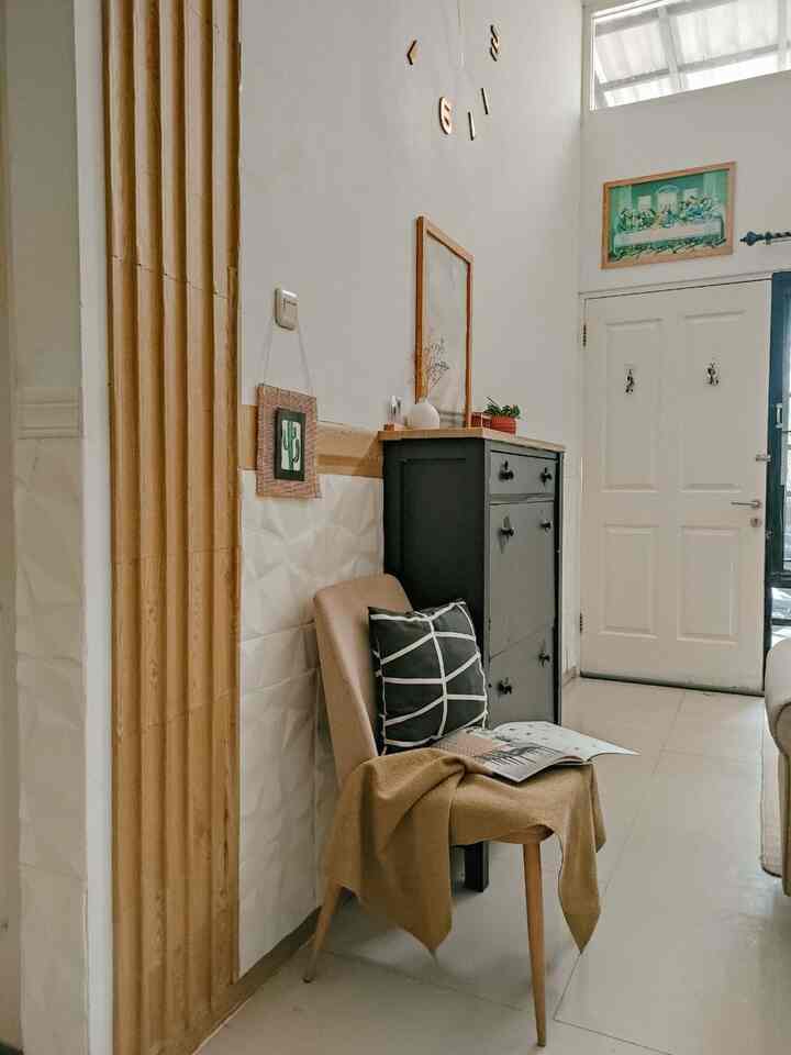 Ini adalah tempat foyer depan ruang tamu yang sering digunakan untuk menyimpan barang fast moving. Untuk material yang digunakan agar ruangan lebih estetik kira-kira mengeluarkan budget 4jt-5jt. 
Barang yang digunakan untuk membuat ruangan lebih Estetik ada wallpanel kayu dinding dan wallfoam putih yang dipadukan dengan buffet serbaguna warna hitam agar terlihat lebih hangat. Untuk buffetnya diawal berwarna putih namun saya lapisi dengan wallpaper warna hitam agar lebih hommy.

Untuk pemilihan furnitur juga bisa disesuaikan dengan kebutuhan ruangan juga ,yang bisa dipilihkan dengan warna yg senada atau satu tema.

#livingroom #wpc #walldecor #ruanganestetik #wallfoam #wallpanelkayu #selimut #cushion #lemariserbaguna
#WarnaCatRumah  #WallpaperDinding 
#WallpaperEstetik #Cat #MaterialRenovasi
#MaterialMurah