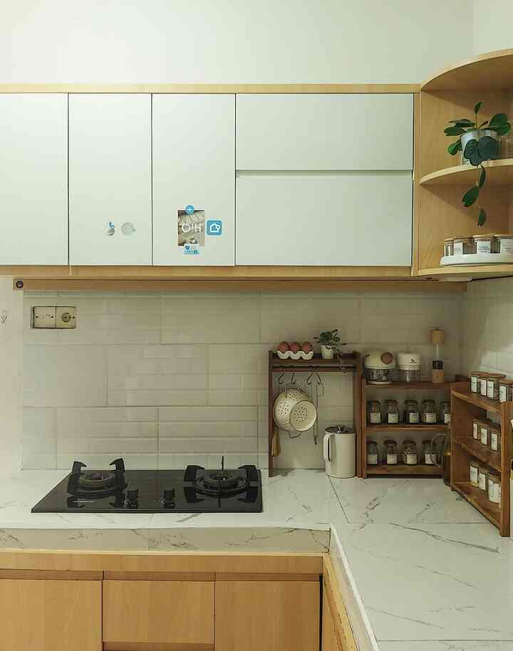 Ide penyimpanan di dapur mini 🏠
Dapur kami memiliki 2 sisi karena rumah ini dulunya rumah 2 petak yang kami jadikan satu bangunan. Renovasi perlahan lahan, membuat kami memutuskan untuk mempertahankan bagian dapur lama untuk di jadikan pantry sementara. 
Di sisi dapur kotor beberapa peralatan seperti toples, alat masak, piring, gelas, sendok dan sutil di susun di dalam kabinet agar terlihat rapi. Bumbu- bumbu masak disusun di rak kayu dan sebagian di rak putar agar lebih mudah dijangkau ketika sedang memasak.
Untuk di sisi pantry, beberapa stock dapur, bahan baking dan stock sabun sebagian di susun di dalam kabinet. Dan penggunaan rak besi yang berukuran compact disiasati  untuk rak tambahan bahan bahan dapur.

#kitchenorganization #ruangmakanrapi #rakbumbu #rakpenyimpanan #keramikdapur #toptable #backsplash #tanamanartificial #komportanam

