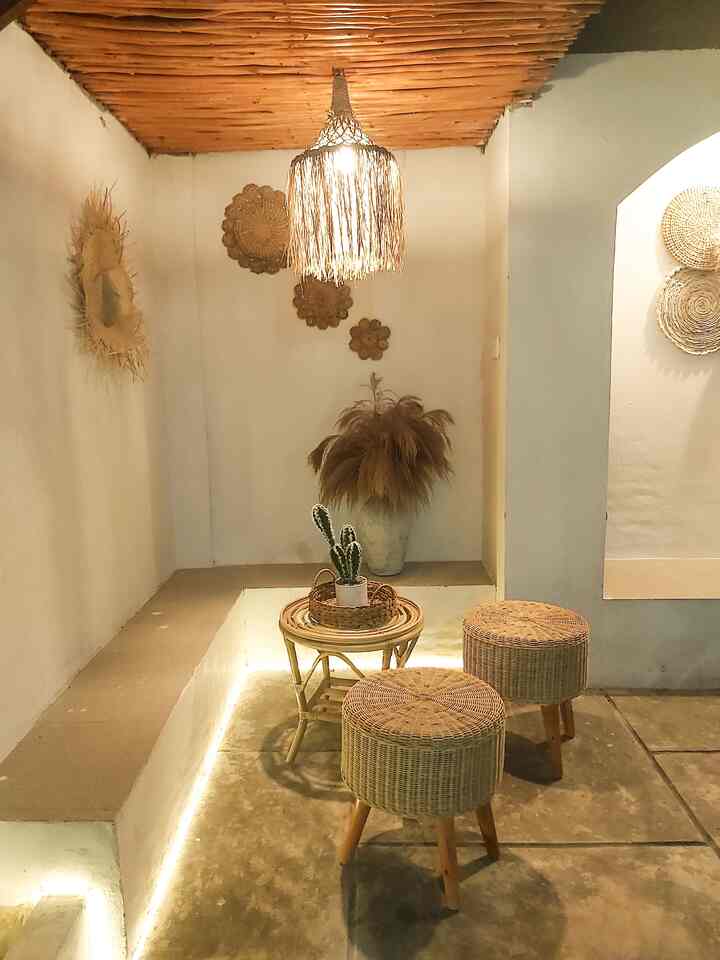 Perintilan Low Budget untuk dekorasi Backyard ala villa 🏠
Karna naksir dengan dekorasi villa di Bali, akhirnya kami mengusahakan dekorasi yang mirip2 tapi ramah di kantong untuk look yang lebih aesthetic, semoga jadi inspirasi teman2 semua :
Perintilan under 100 K : 
1. Placemate 
Rata rata harga placemate kisaran harga 40-50K
2. Topi jerami
Topi lucu untuk dekorasi yang harganya cuma 40 ribuan
3. Bunga pampas
Pampas murah meriah yang harganya 3 ribuan perbatang
4. Kayu dowel
Kayu dowel untuk atap, kami beli dengan harga 5500 per batang, murah banget
5. LED stripe
Untuk kesan yang lebih warm, wajib banget pake LED stripe dengan harga 77 ribuan udah dapet 10M
6. Tray eceng gondok
Tray cantik untuk di meja dengan harga 45 ribuan aja.

Dekorasi  lain yang tak kalah affordable :
1. Kap lampu gantung  (150K)
2. Meja Rotan (250K)
3. Vas (190K)
4. Kaktus articial (150 K)

#Materialrenovasi #materialmurah #catdinding #placemate #kursisantai #coffeetable #placemate #kaplampugantung #atap 



