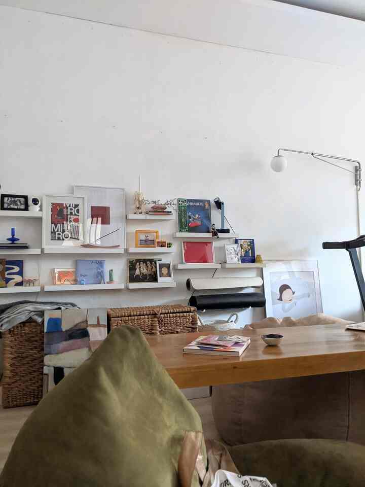 Belum lama ini aku refresh area dinding di living room tengah ini. Rencananya dinding ini mau dibuat gallery wall, tapi karena aku mau wall nya diisi dengan barang-barang yang personal dan dikurasi, aku menggunakan ambalan yang bisa ditambah seiring bertambahnya pernak pernik yang mau dipajang.
Ambalan yang aku pakai ini gak terlalu dalam, sehingga tidak terlalu memakan space dinding dan ukurannya pas banget untuk display pernak pernik yang aku punya.
Untuk dinding aku pilih cat putih yang mudah dibersihkan supaya menjadi background yang bisa menonjolkan pernak pernik yang dipajang.
Di gallery wall ini banyak sekali variasi frame yang bisa diganti-ganti isinya, bikin gampang kalo mau merubah suasana dekor ruangan😁
#ambalanminimalis #gallerywall #artframe #pigura #openspace #livingroom #MaterialRenovasi #MaterialRumah
