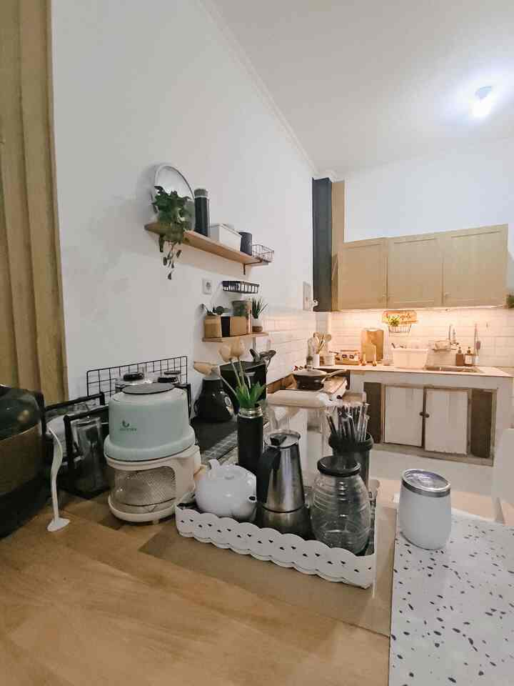 Dapur minimalis sederhana ku ini selalu dipakai setiap hari. Jadi coba simpan dan taruh semua bahan masak dan perlengkapan dapur agar mudah diambil nya. Jadi ada beberapa tempat penyimpanan seperti rak kabinet atas untuk simpan piring dan beberapa mangkuk. Juga ada laci untuk simpan peralatan memasak, ada juga toples untuk simpan rempah dan bumbu juga rak besi yangdipasang didinding untuk menyimpan bumbu yang direkomendasikan untuk disimpan diarea terbuka. 

Sehingga adanya rak ambalan juga membantu menaruh bahan2 dapur. Dan beberapa laci untuk bahan memasak yang tahan lama seperti tepung dan mie. 

Untuk semua material mayoritas dari kayu yang ditata dengan nuansa putih hitam kayu sedemikian rupa agar terkesan lega dan hangat.



 #KitchenSet #storage #tempatpenirispiring #kabinetatasdapur #rakambalan #granite
#KitchenSetMinimalis #PlavonPVC 
#WarnaCatRumah #WallpaperDinding
#WallpaperEstetik #Cat #KitchenOrganization #RuangMakanRapi