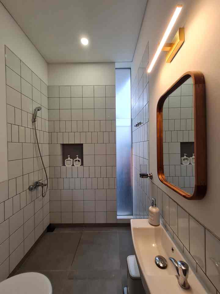 Mini bathroom, mini budget, tapi tetap maksimal keindahannya! 💦✨ Di kamar mandi mungil ini, dinding backsplash menggunakan keramik putih sederhana yang terjangkau, tapi kami mix pola vertikal dan horizontal biar nggak monoton. Lantai, shower, dan wastafel pun dipilih dari material ekonomis, tapi kami jaga tampilannya tetap simpel dan elegan.

Ternyata, keindahan itu nggak harus mahal, ya! Yang penting kreatif dan sesuai selera. Kamu juga bisa bikin ruang mungil jadi lebih berkarakter. Gimana menurut kalian? Yuk share pendapatnya di kolom komentar! 😊

#JapandiStyle #KamarMandiMinimalis #CompactHappyHome #AffordableDesign #RumahImpian #KitchenSet #Kitchensetminimalis #plavonpvc #warnacatrumah #wallpaperdinding #wallpaperestetik #cat #materialrenovasi #materialmurah