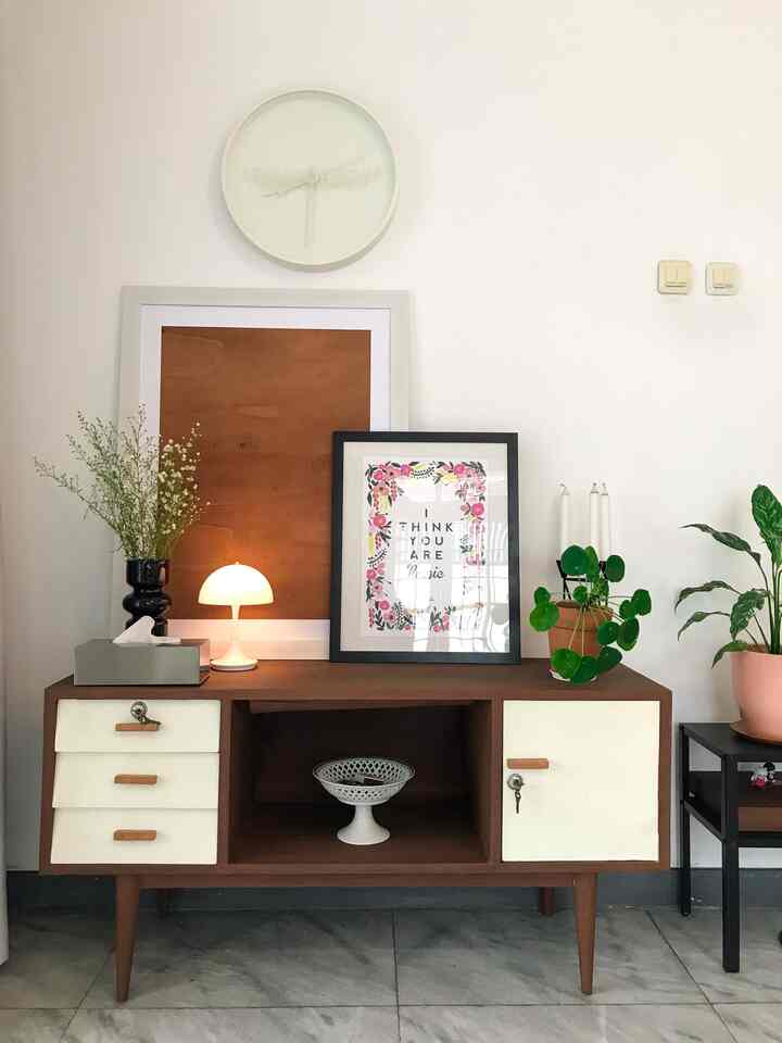 Cara mudah untuk merubah tampilan suatu ruangan adalah dengan merubah warna cat dinding, wall decoration atau warna furniture yg cukup besar. Aku merubah warna credenza dan meja ruang tamu menggunakan pvc interior sheets. Pilihan warna, tekstur, motifnya banyak sekali bisa disesuaikan dengan kebutuhan. Selain itu, dinding kosong yang cukup luas di ruang keluarga, aku pasang rak dinding terbuat dari bahan besi berwarna putih supaya bisa dikasih dekorasi warna warni. Bunga segar juga bisa merubah suasana ruangan menjadi lebih hidup dan lebih inviting.

#pvcinteriorsheet #materialrenovasi #materialmurah #renovasiruangtamu #diy #indoorplants #ikeahome


 