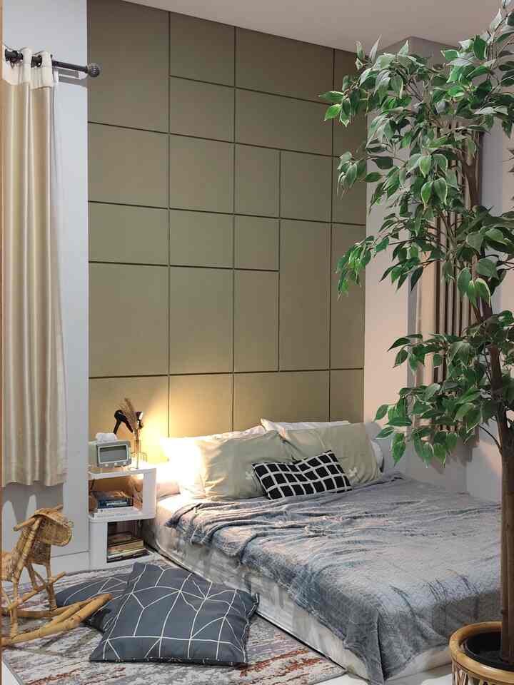 Kasur tidur tanpa dipan tetap bisa estetik ✨
Kamar tidur utama kami ruangannya tidak begitu luas dan belum memakai dipan dikarenakan masih tidur bersama dengan anak kecil. Untuk menciptakan kenyamanan adalah dengan pemilihan kasur yang tebal dengan kualitas terbaik sehingga bisa memberikan kenyamanan ketika tidur. Selain itu warna kamar tidur menggunakan warna yang soft untuk cat dinding, sprei,bantal, selimut dan perintilan dekoratifnya. Anak-anak saya sebelum tidur selalu bermain terlebih dahulu, jadi saya tambahkan karpet estetik,cushion besar dan kuda kesukaan anak-anak. Lampu baca yang warm juga penting karena saya suka 'me time' dengan membaca buku sebelum tidur. Mendesain kamar tidur itu sangat penting karena kita harus menciptakan  tidur yang berkualitas agar bisa men'charge' badan dengan baik untuk besok beraktifitas. 
Semoga menginspirasi bagi tetangga online yang ingin mendekorasi kamar tidur🫶
. 
#rumahwoori #bedroom #kamartidur #kasurtanpadipan #karpetestetik #lampubaca  #catrumahminimalis #cat #bedroomstyling #inspirasikamar