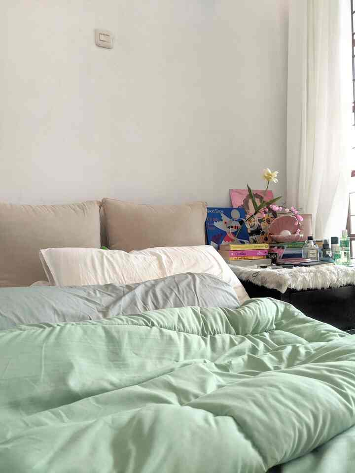 so that the bedroom is comfortable to use for resting, I choose comfortable but still eye-pleasing bed accessories. because recently it has started to rain often again, I changed the atmosphere of the bed to pale green and sage so that the room looks more colorful and not too gloomy. to make it even more comfortable, I always have my necessities on the bed side table. if it's like this, I can feel at home all day in the room🫣
#bedcover #sarungguling #sarungbantal #bedsidetable #nightlamp #BedroomStyling #InspirasiKamar