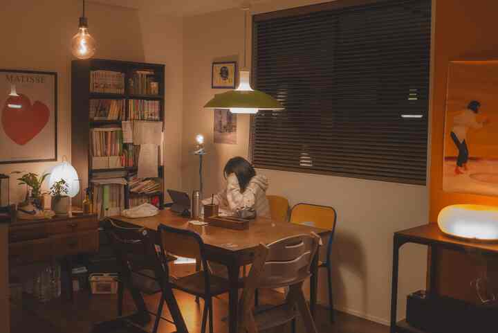暖かいブラウン調のダイニング、ヴィンテージインテリアと照明調節が印象的な雰囲気のある空間