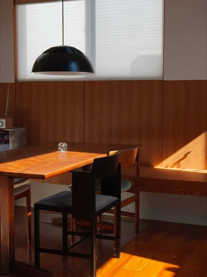 この時期は陽射しが差し込む午前中が気持ち良い。

ダイニングテーブルは縦にも横にも置けるように
AJ royalの設置位置を検討しました。
#ダイニングベンチ #ペンダントライト #ルイスポールセン #アルヴァアアルト #コンスタンチングルチッチ #ダイニングチェア