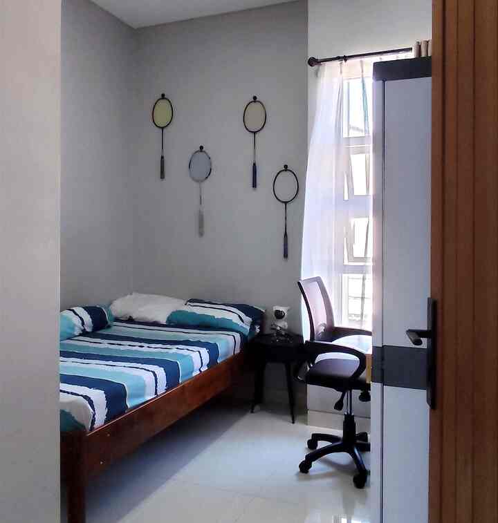 Dekorasi kamar tidur anak remaja eye catching ✨
Kamar tidur anak laki-laki ini berukuran mungil 2,6x2,7m. Anaknya sudah bisa request kamarnya ingin menarik eye catching. Jadi kami aplikasikan di permainan warna cat dinding biru  dan abu-abu dengan pola segitiga berkesan 'bold' dan pemilihan motif sprei yang senada. Sedangkan untuk dinding headbed diaplikasikan dengan menggantung raket badminton di dinding sesuai hobi nya. Dekorasi ini sangat affordable dan sudah sesuai ekspetasi sang anak dan sangat mudah dirubah suasananya di kemudian hari. 

#rumahwoori #kamartidur #kamartiduranak #kamaranaklakilaki #bedroom #inspirasikamar #cat #catkamar #sprei #dekorasikamartiduranak #materialramahkantong #materialrenovasi 