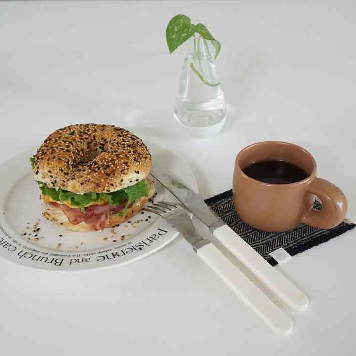 #아침식사

Last weekend....
I bought a bagel from a famous bagel shop
I put it in the freezer for a day and warmed it up
So I made it warm
And I stacked cheese, bacon, egg, and ruminant at home
And ate it for breakfast!! 🥯

I ate it with great satisfaction
🤗
I ate well and rested well, so I had a fulfilling weekend
Right?!! (^_^)v

#White interior #홈스타그램 #홈인테리어 #홈스타일 #홈데코 #집스타그램 #인테리어소품 #플랜테리어 #모던인테리어 #모던스타일 #미드센츄리 #미드센츄리모던 #허니버터고구마 #베이글샌드위치