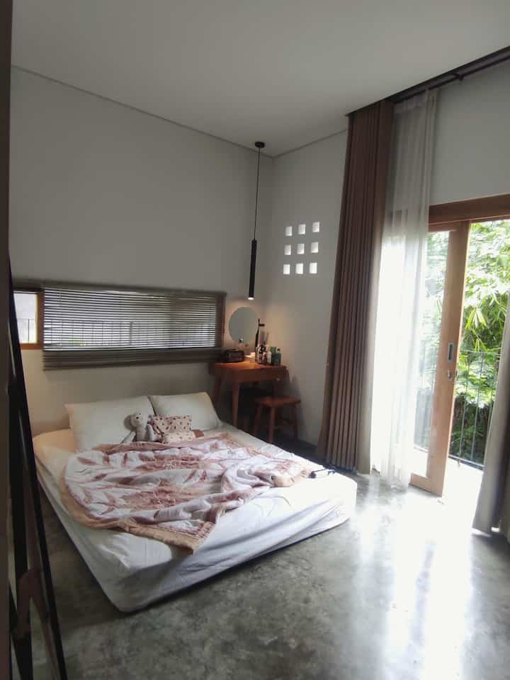 Cara nyaman untuk betah di kamar tidur adalah membuat kamar tidur sederhana mungkin. Sehingga saat kita akan tidur, tidak banyak distraksi pernak pernik ruangan. Kamar tidur dilengkapi dengan kasur, bantal, dan sprei yang nyaman. ditambah banyaknya bukaan jendela, serta ambience lighting untuk penerangan di samping tempat tidur. Simple saja.
Jadi, yuk kita desain tempat tidur yang nyaman versi kamu.

#cattembokputih #catinterior #lampugantung #lamputidur #slimlineblind #onna #konicobedding #spreiputih #BedroomStyling #InspirasiKamar